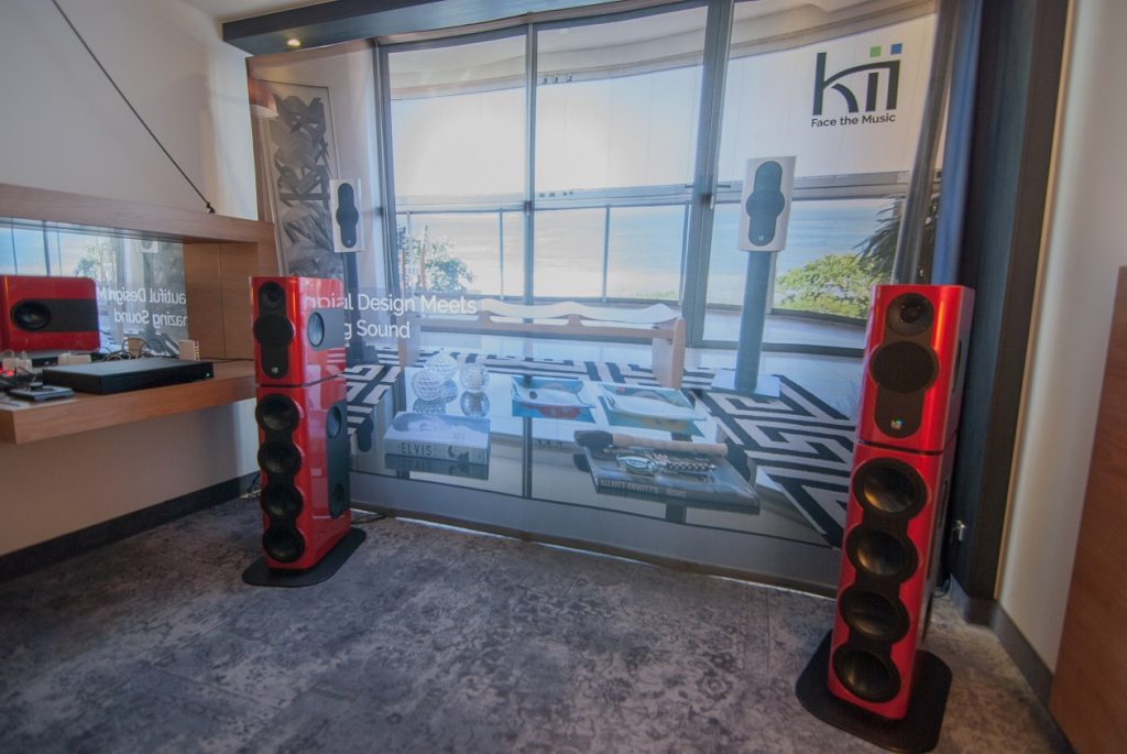 Strikt digital: Aktive Lautsprecher Kii Three mit Bassmodul BXT an einem Innuos Musik Server