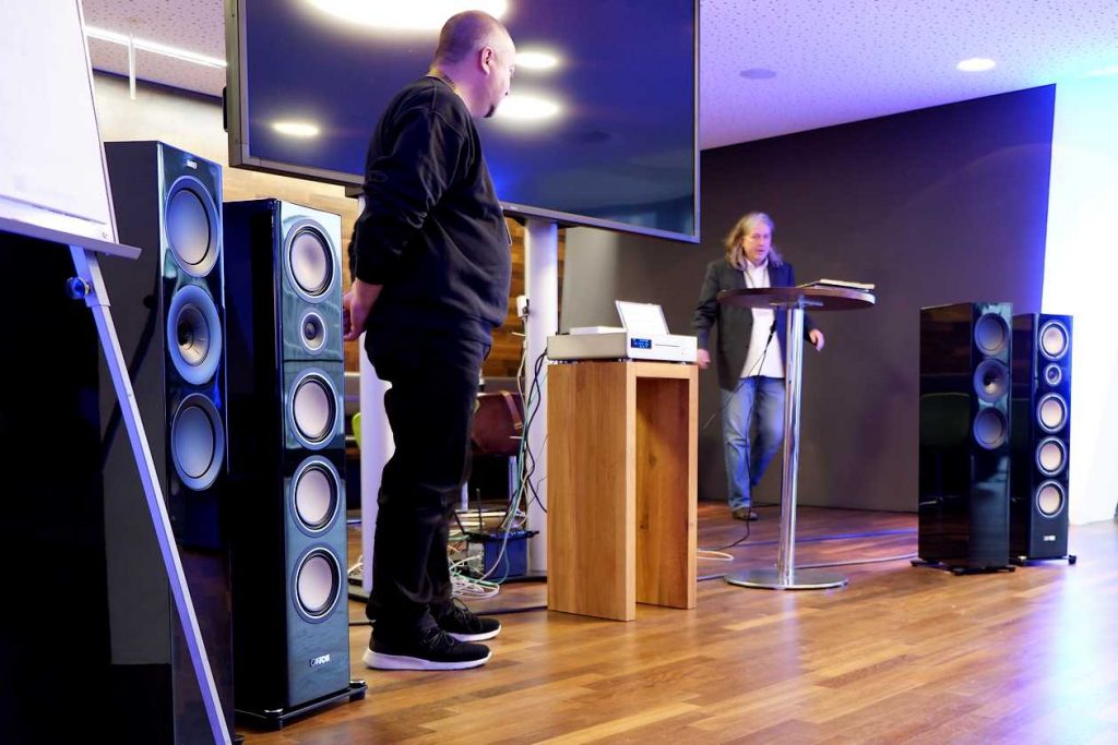 Andreas Eichelsdörfer von der AUDIO bei der Vorführung der AVM / Canton / In-Akustikkette auf den Deutsche HiFi-Tage 2018 in Darmstadt