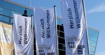 Flaggen der Audio und Stereoplay am Eingang der deutschen HiFi-Tage 2018 im Darmstadtium