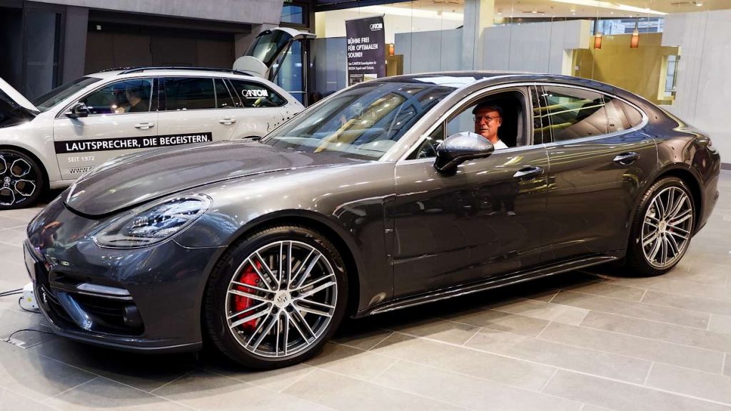 HiFi-IFAs Chefredakteur im Porsche Panamera mit Burmester HiFi-Anlage