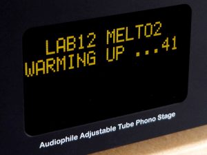 Der Röhren-Phonovorverstärker LAB12 Melto2 läuft sich zum Test warm