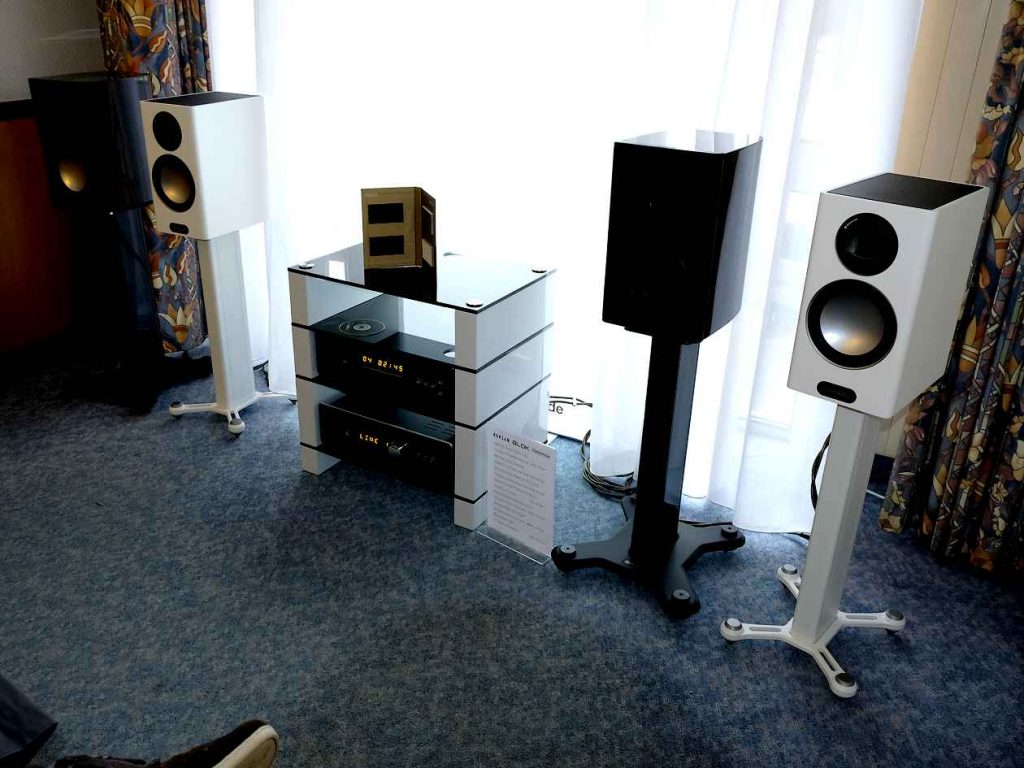 Kompaktlautsprecher Monitor Audio Gold 100 mit HiF-Verstärker und CD-PLayer von Roksan