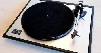 Im Test der HiFi-Plattenspieler Dual CS 800 mit Riemenantrieb und MM-Tonabnehmer Ortofon 2M Red