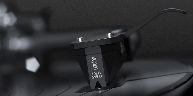 Im Bild der neue MM-Tonabnehmer Ortotofon 2M Black in der Ludwig von Beethoven Edition von vorn