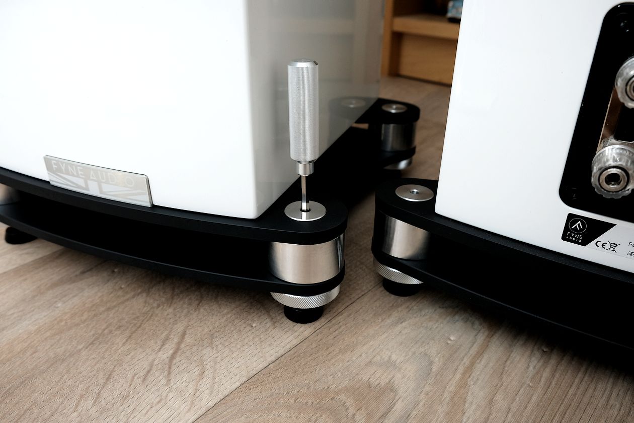 Die Spikes und Rändelschrauben an den Fyne Audio F501 SP