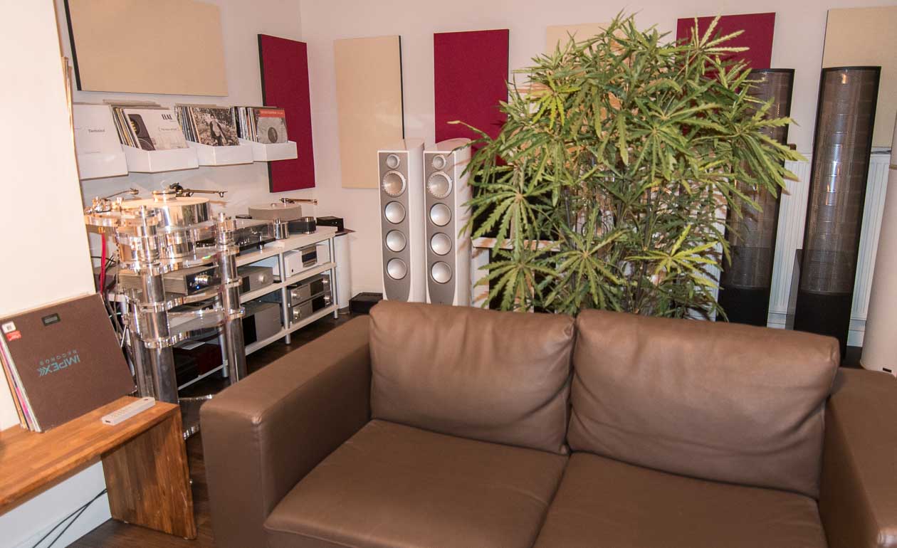 Zu-Besuch-bei-hoerenswert-hifi-Studio2-couch-hinten