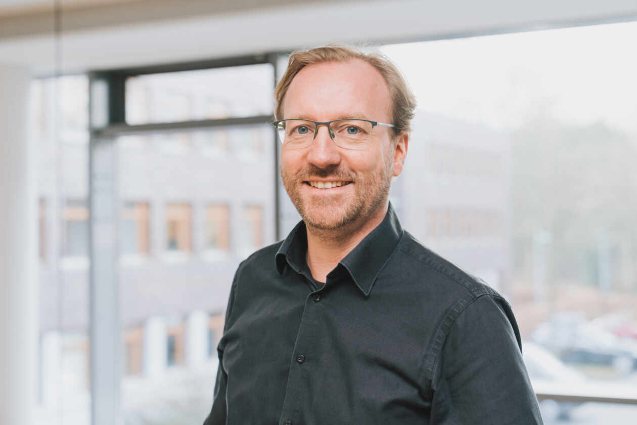 Prof. Dr. Jan Rennies-Hochmuth und sein Team haben das »Listening Effort Meter« entwickelt, das nun in das Plug-in DialogCheck von NUGEN Audio integriert wurde. [Foto: Fraunhofer IDMT/Leona Hofmann]