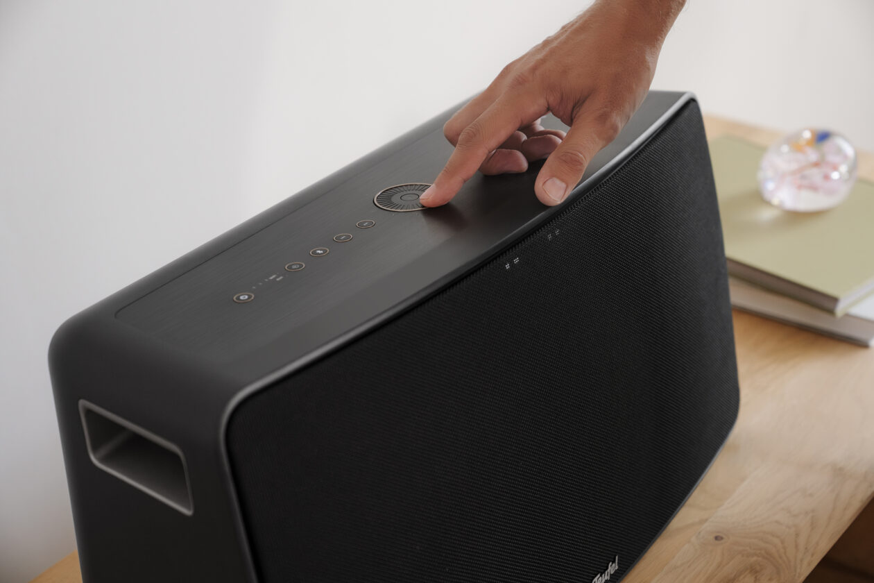 Teufel-motiv-xl-lifestyle-hand