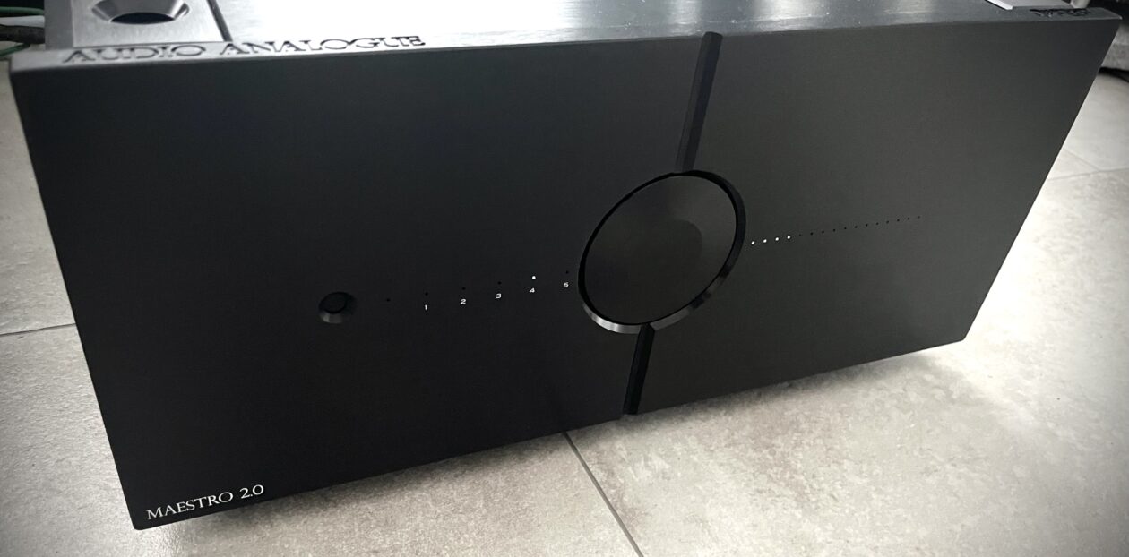 Audio-Analogue-MEASTRO-2-0-vorn-schraeg-LEDs