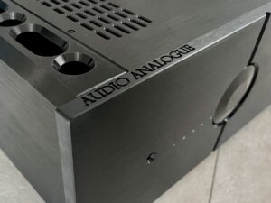 Audio-Analogue-MEASTRO-2-0-vorn-schraeg-Logo