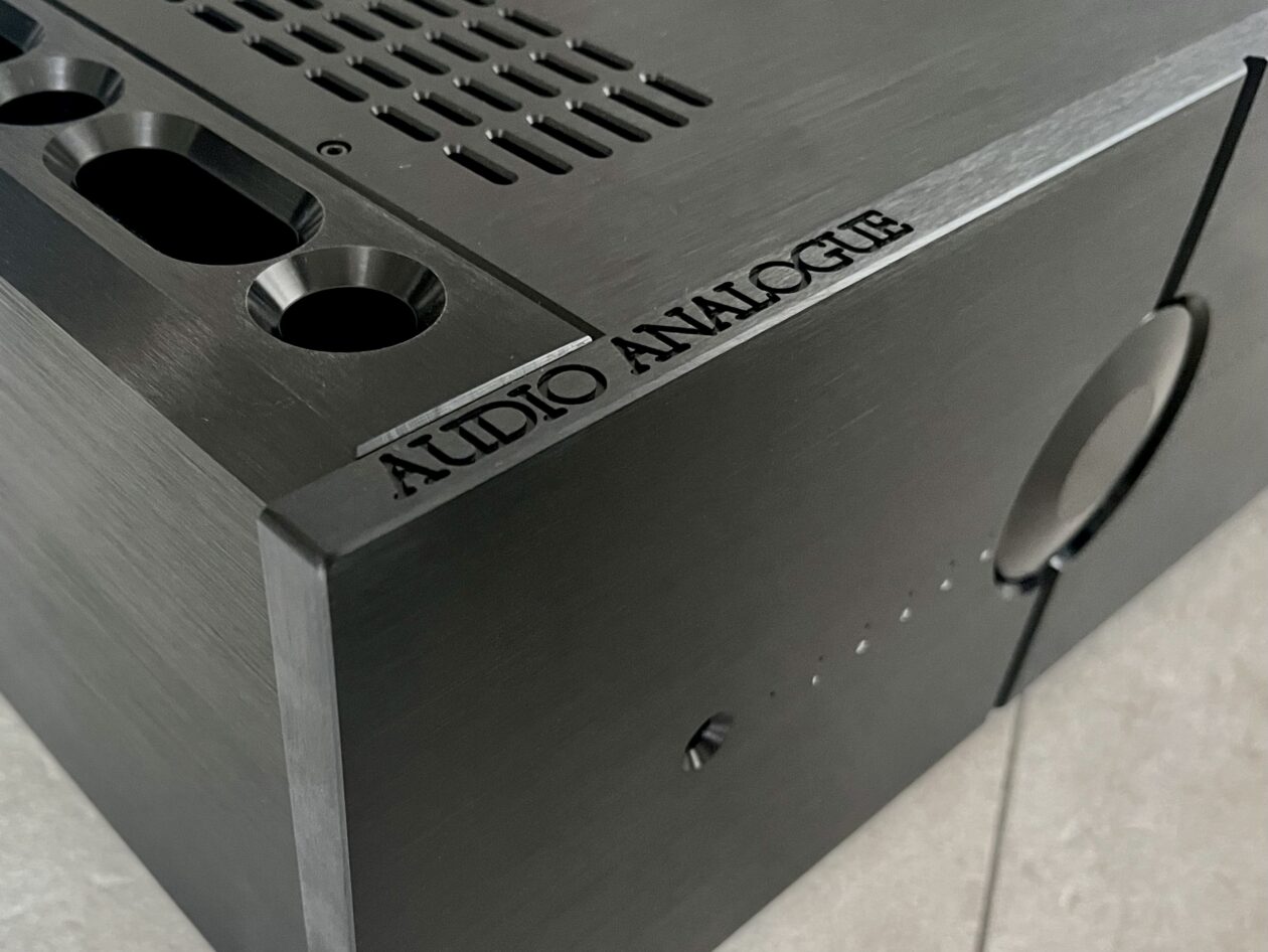 Audio-Analogue-MEASTRO-2-0-vorn-schraeg-Logo