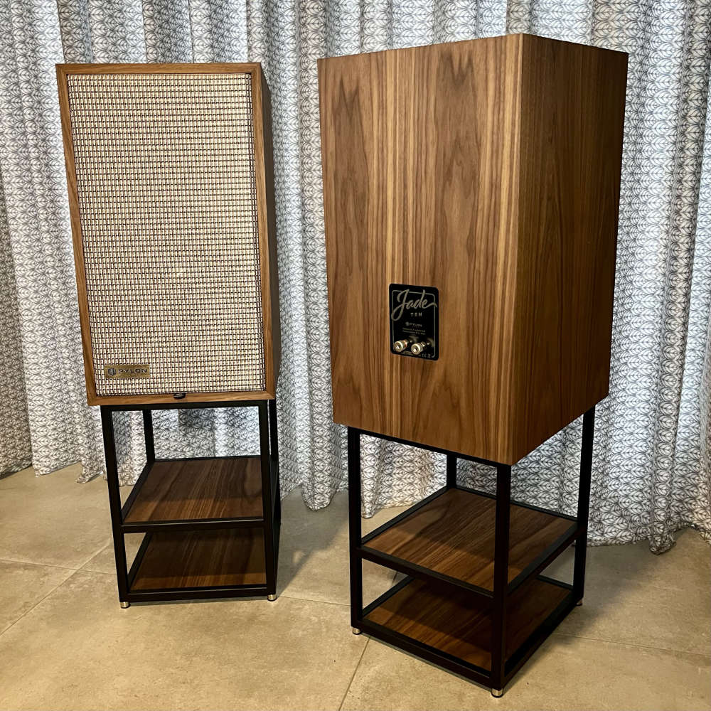 Pylon-Audio-JADE-10-Sockel-Front-Anschluesse