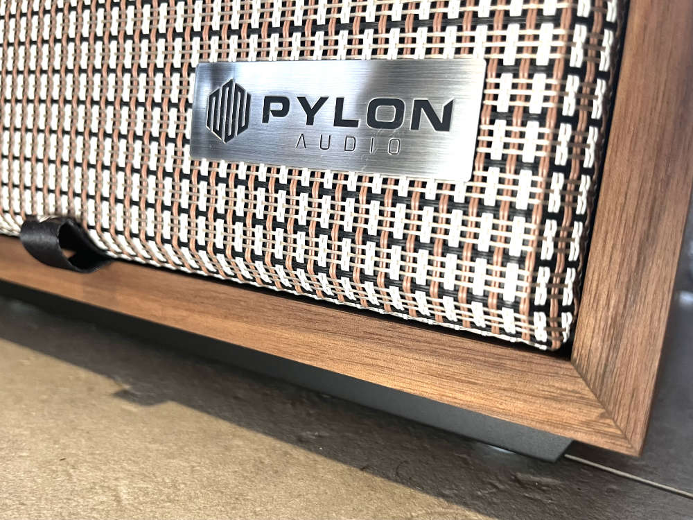 Pylon-Audio-JADE-10-Stoffblende-Plakette