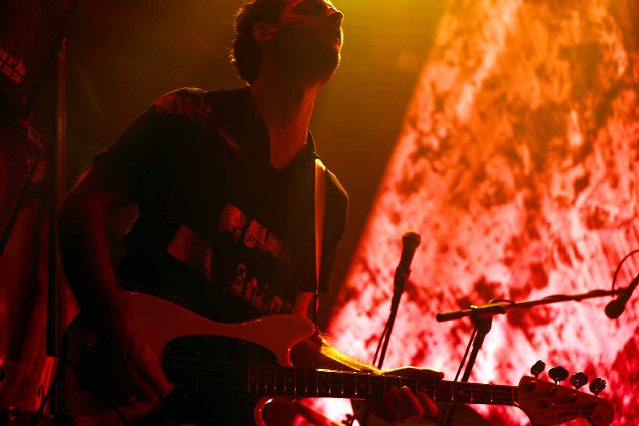 Tief versunken: Lukas Kranzelbinder, hier am E-Bass