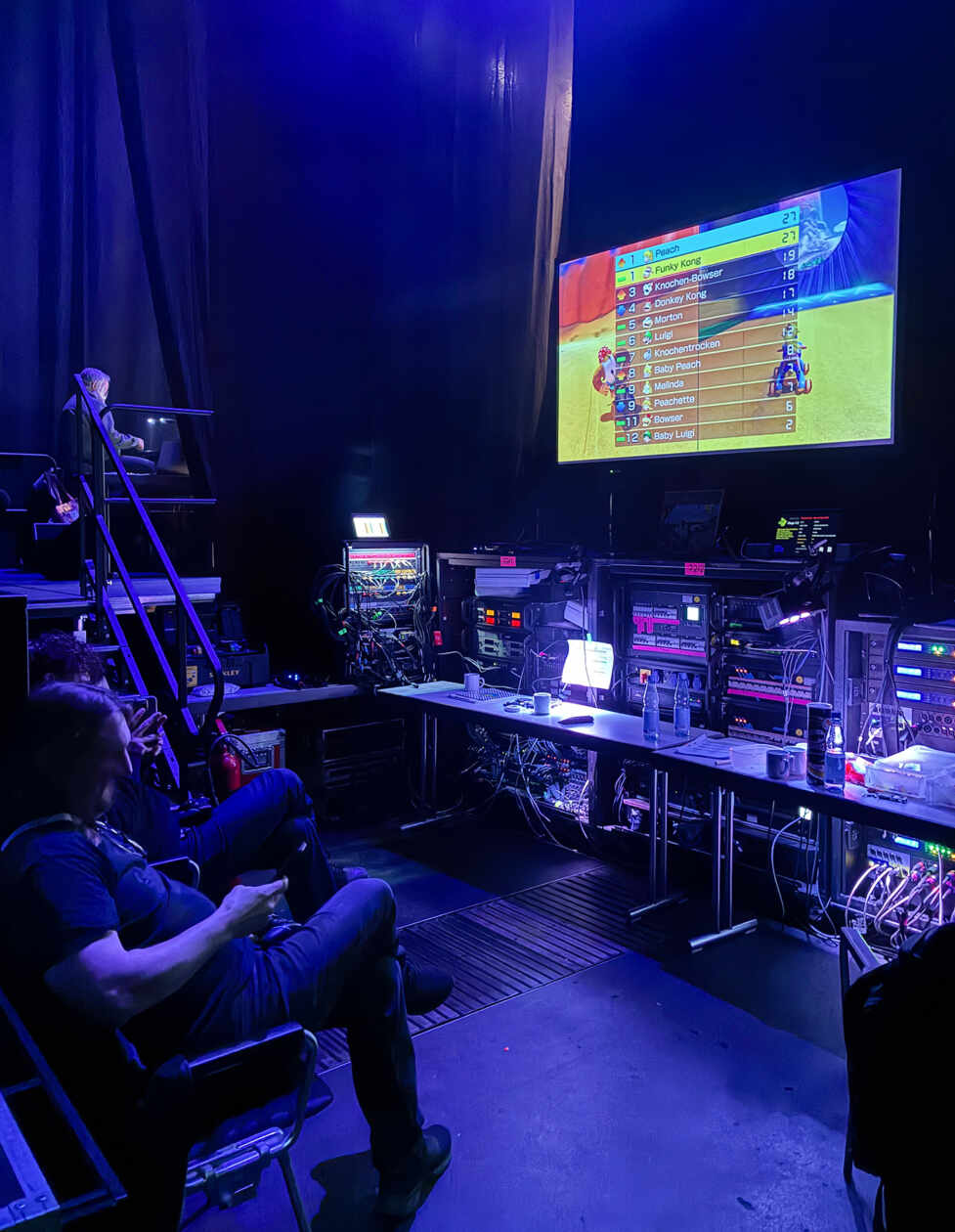 Backstage bei Richard Koch: Hinter der Bühne wird weitergespielt [Foto: Victoriah Szirmai]