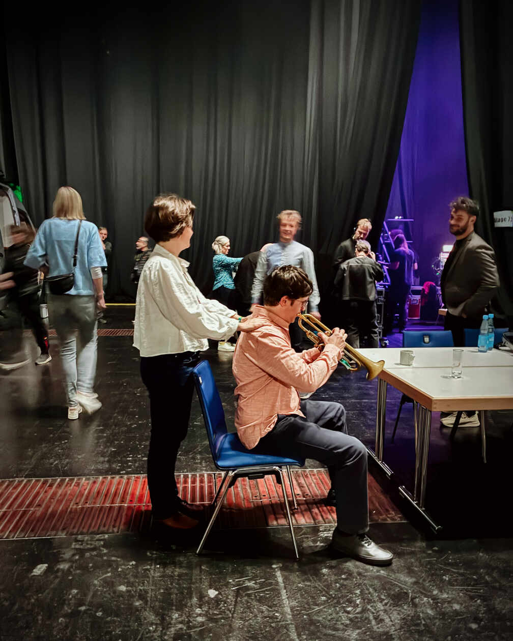 In Praise of Eigeninitiative: Gesundheit in die eigenen Hände nehmen – oder in vertraute legen. Nora Thiele knetet backstage Richard Koch die Schultern [Foto: Victoriah Szirmai]