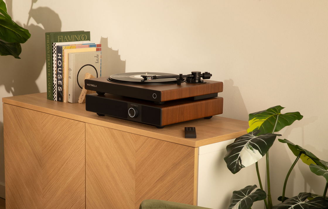 pm-Victrola-Soundstage-Lifestyle-mit-Model-10