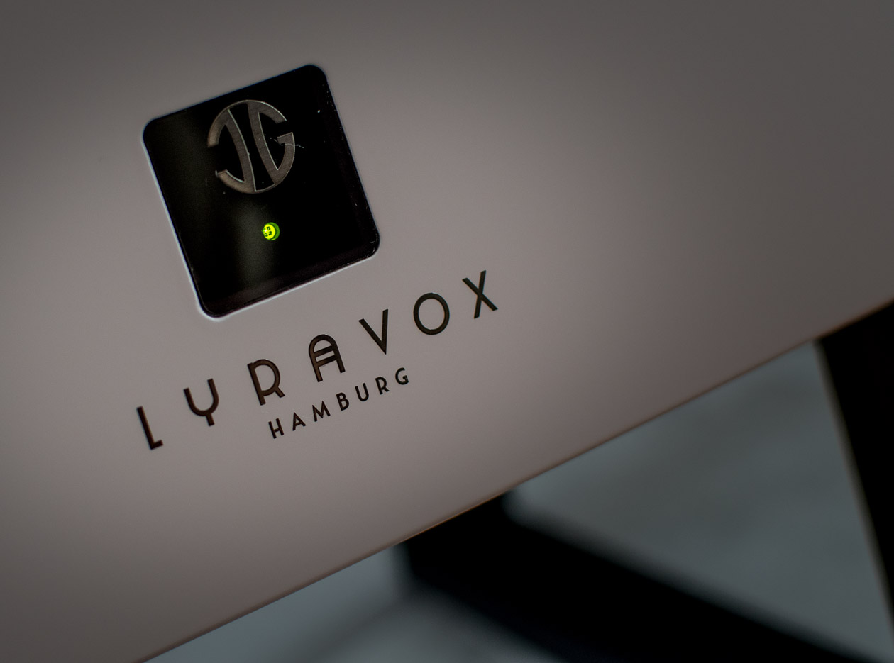Lyravox-KARLOS-Logo-Power-LED